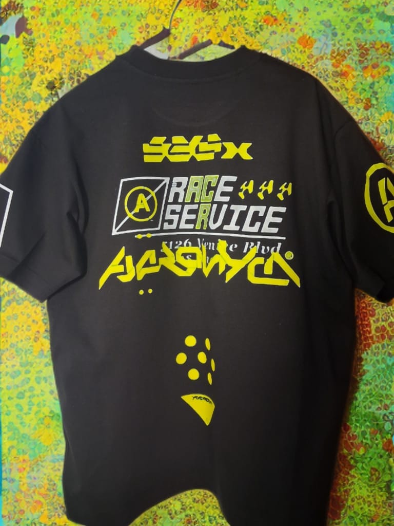 Camiseta negra con estampado DTF amarillo Race Service Aerowyca en la espalda