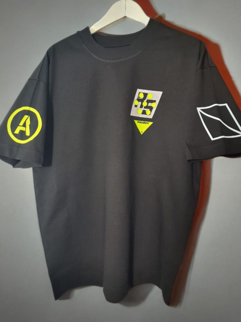 Camiseta negra con estampado DTF 95 y logo A en el frontal