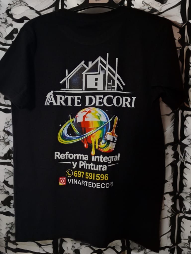 Camiseta corporativa negra con logo Arte Decori, reforma integral y pintura