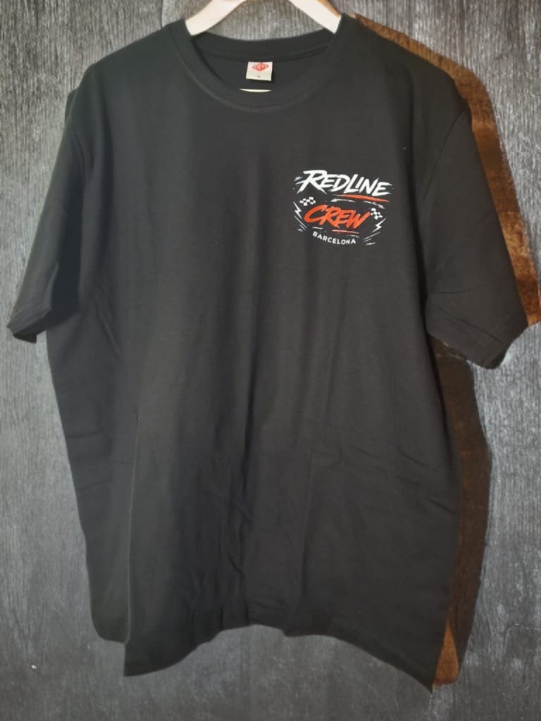 Camiseta negra con logo Redline Crew Barcelona en el pecho